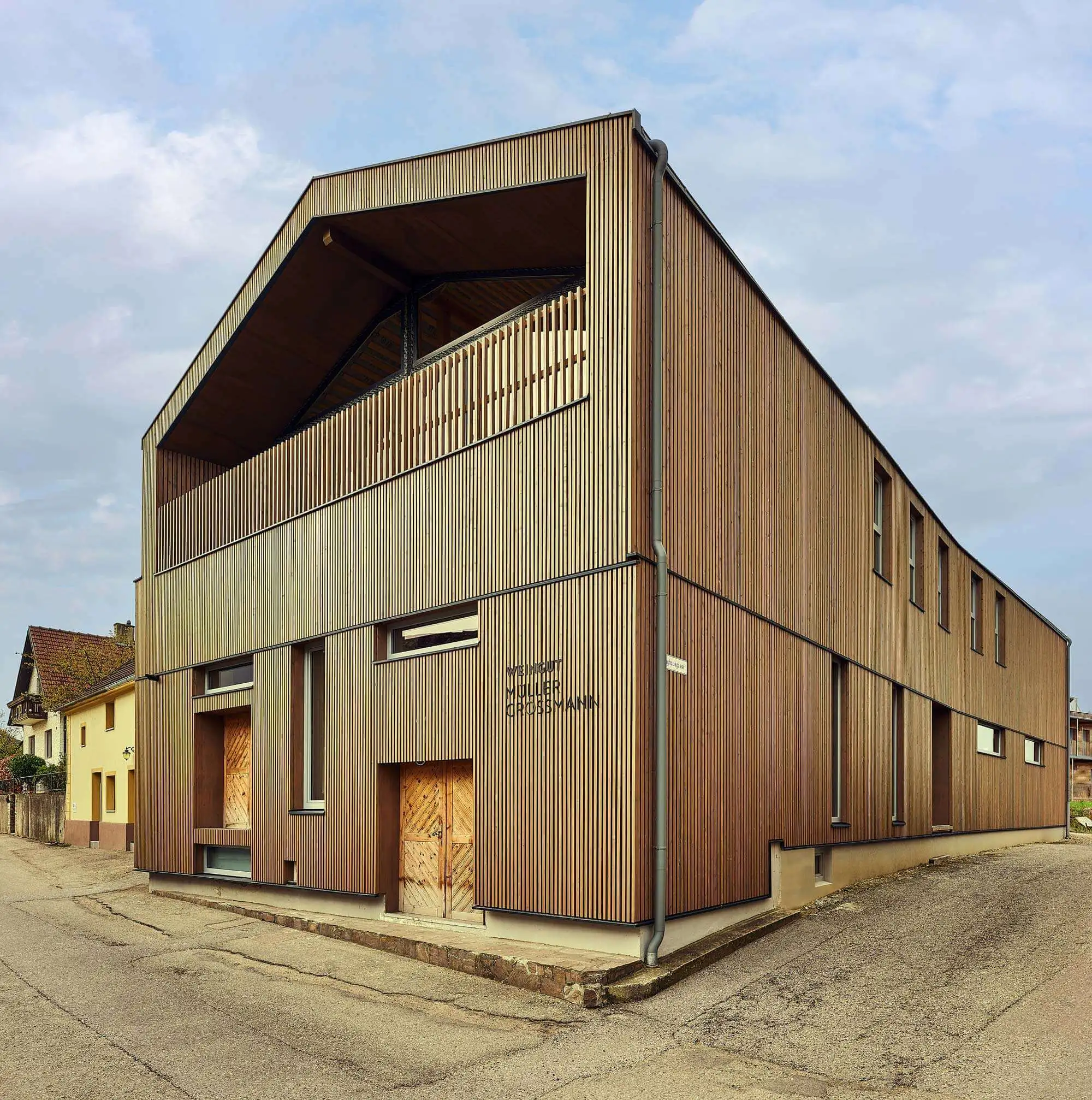Holzfassade aus Lärchenholz mit Glattkantprofil von Feldbacher Holz.