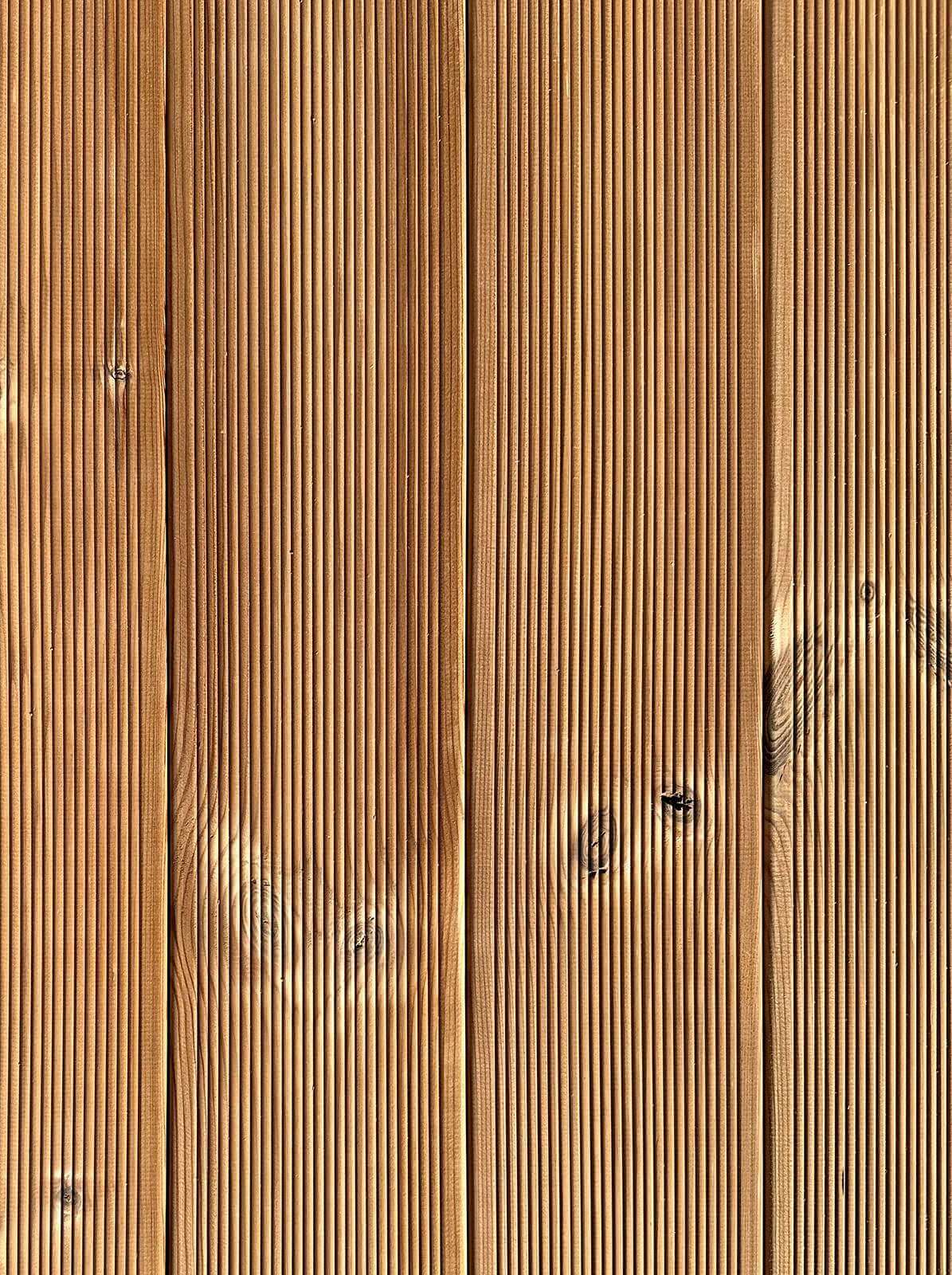 Geriffelte Holzoberfläche bei einer Terrasse.