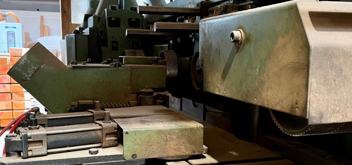 Eine Hobelmaschine von Feldbacher Holz.